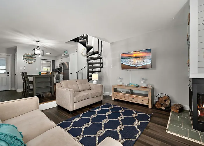 Renovated 2 Bedroom, 2 Floor With Spiral Staircase *