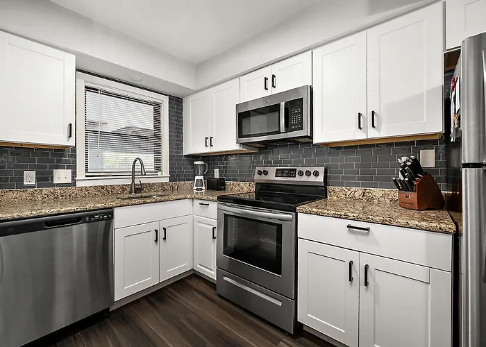 Renovated 2 Bedroom, 2 Floor With Spiral Staircase