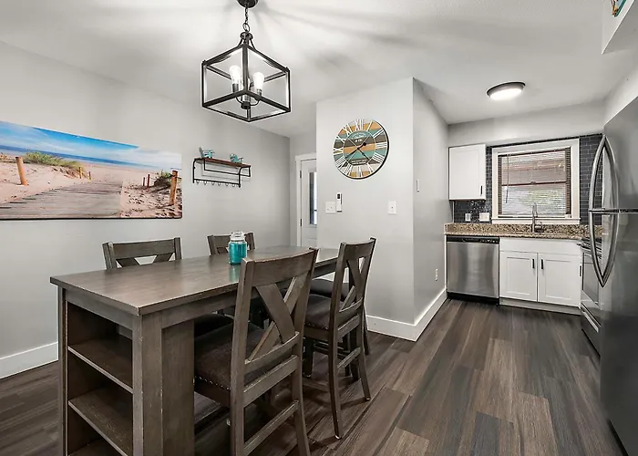 Renovated 2 Bedroom, 2 Floor With Spiral Staircase *