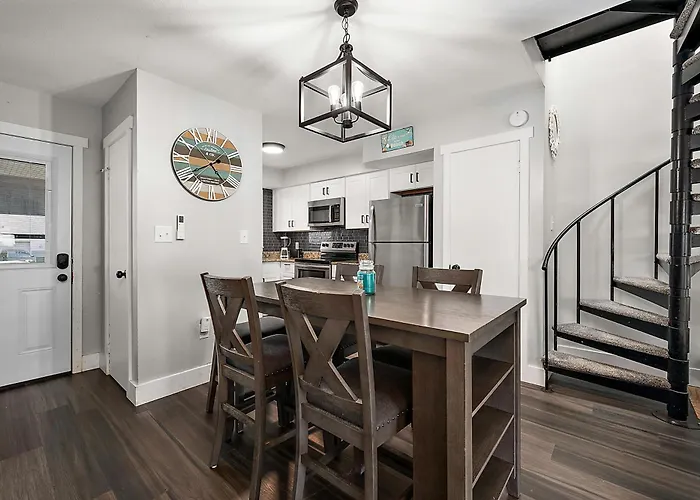 Renovated 2 Bedroom, 2 Floor With Spiral Staircase *