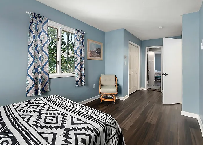 Renovated 2 Bedroom, 2 Floor With Spiral Staircase