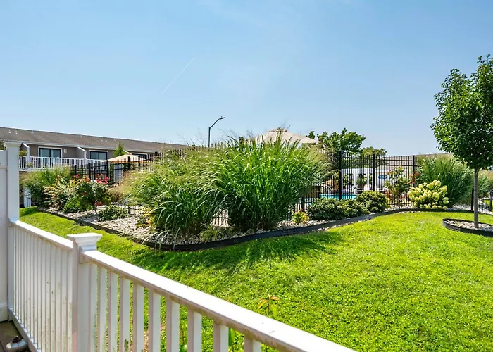 Renovated 2 Bedroom, 2 Floor With Spiral Staircase *
